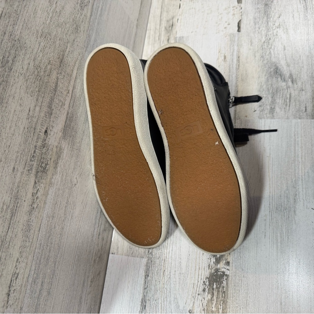 UGG Leather Tennis Shoes
Color: Black
Size: 6 - Picture 7 of 8